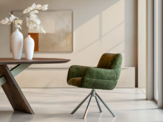 Eetkamerstoel met luxe afwerking en zachte contouren