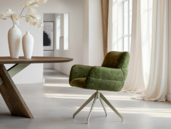 Velvet eetkamerstoel in dennengroen met een spinpoot onderstel in champagne kleur