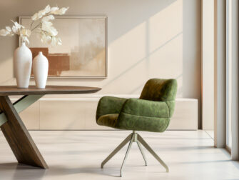 Volledig gestoffeerde stoel met stevige metalen voet