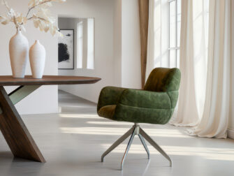 Eetkamerstoel in donkergroen fluweel met draaibare champagne voet