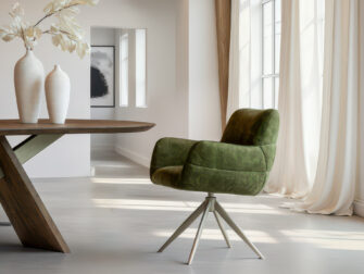 Groenfluwelen eetkamerstoel met armleuningen en stervormig metalen onderstel