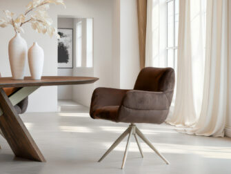 Fluwelen eetkamerstoel in donkerbruin met een minimalistisch draaionderstel in beige tint