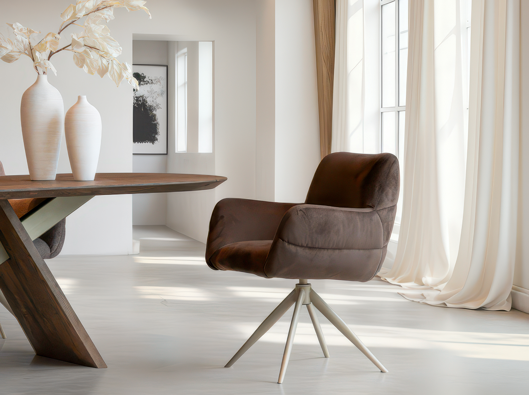 Fluwelen eetkamerstoel in donkerbruin met een minimalistisch draaionderstel in beige tint