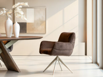 Moderne eetstoel met ronde vormen en metalen onderstel