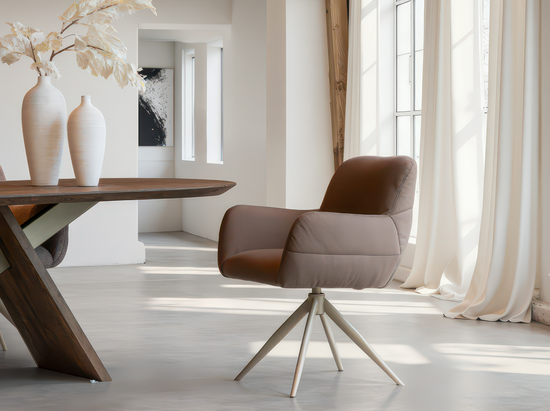 Zachte eetkamerstoel in warm taupe met een licht metalen kruispootonderstel