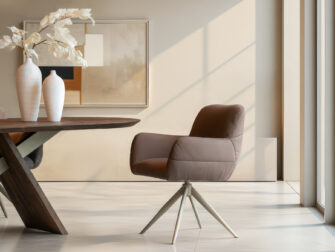 Zachte eetkamerstoel met uitnodigend zitvlak en robuust frame