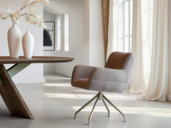 Comfortabele kuipstoel in aardetinten op een draaibare, metalen voet