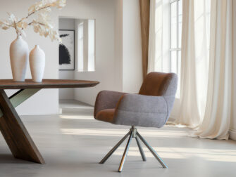 Elegante eetkamerstoel met comfortabele zit en modern gekleurd onderstel