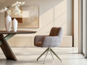 Eetkamerstoel met gestroomlijnde rugleuning en armleuningen