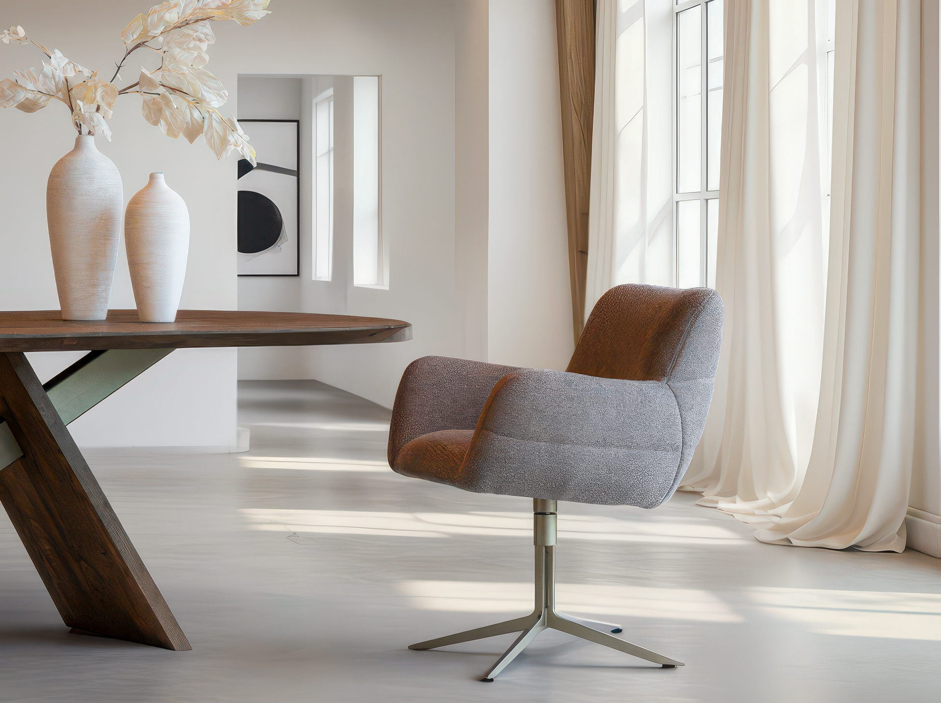 Eetkamerstoel met diepe zit in taupe kleurige stof en licht metalen kruisframe