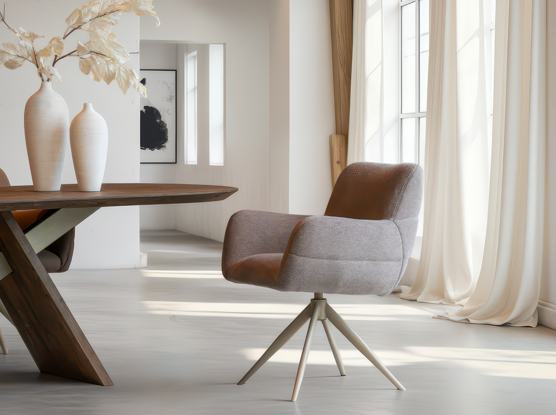 Comfortstoel in diep taupe kleurige draaivoet in moderne geometrie