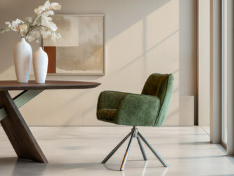 Eetkamerstoel met volle rugleuning en royale armsteunen