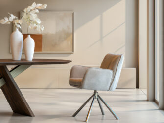 Comfortabele eetkamerstoel met zachte structuurstof en vierpoots frame