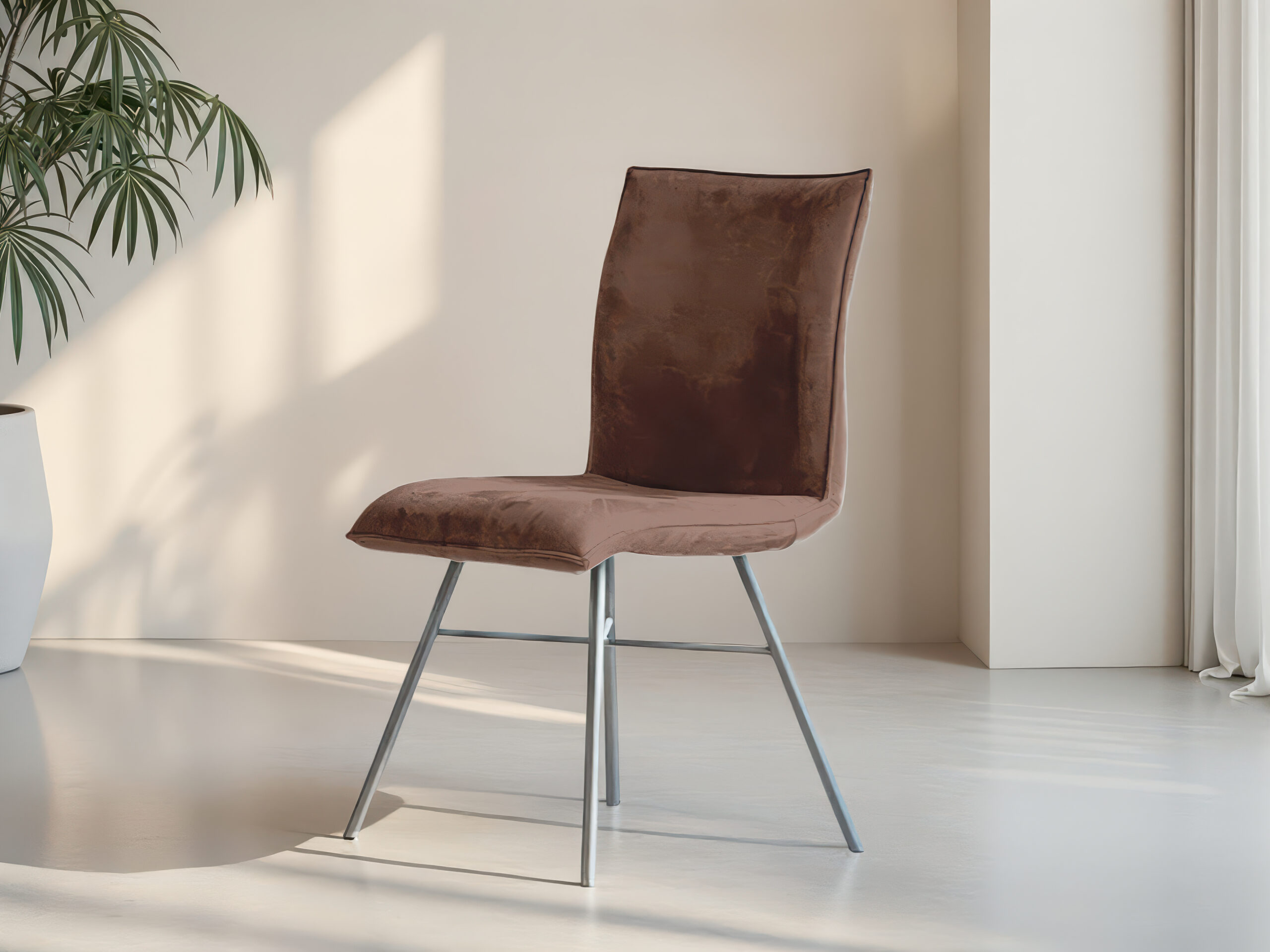 Compacte eetkamerstoel met comfortabele rugleuning en zachte stof