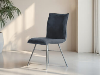 Blauwe eetkamerstoel zonder armleuningen met zwarte poten en kruisframe