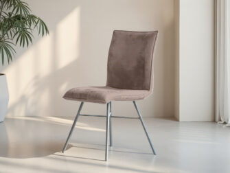 Liverkleurige eetkamerstoel zonder armleuningen met stevig onderstel