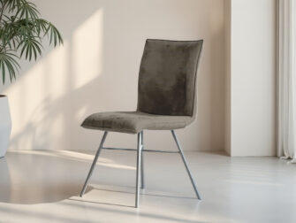 Moderne eetkamerstoel met comfortabele zitting en zwart metalen onderstel