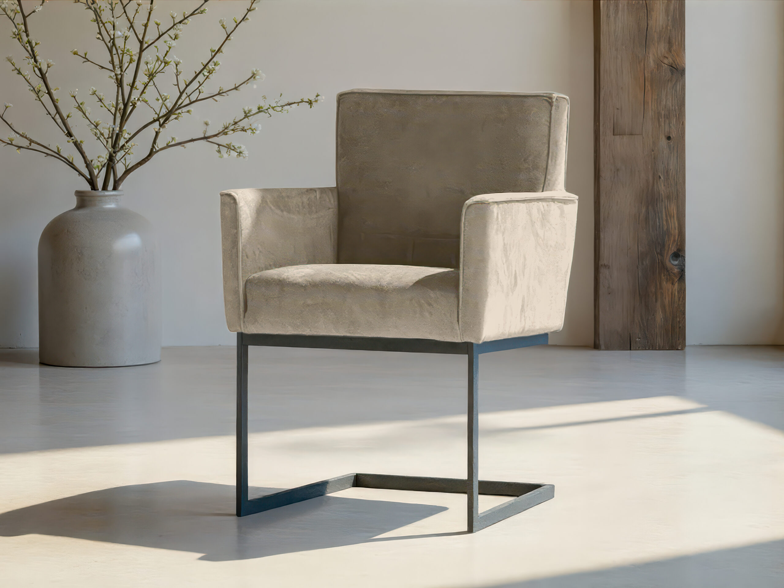 Gestoffeerde eetkamerstoel met metalen onderstel