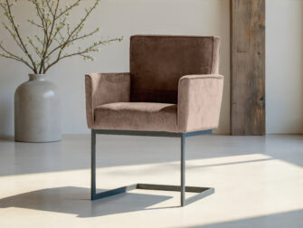 Eetkamerstoel met rechte rug en gestikte zitting