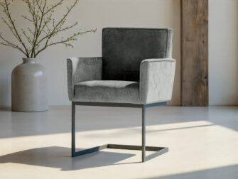 Designstoel met metalen sledepoot