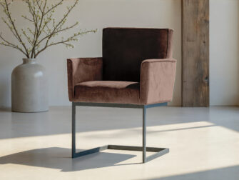 Eigentijdse eetkamerstoel met stevige poten