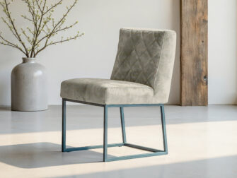 Eetkamerstoel met gestikte rug en slank design