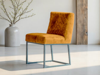 Designstoel met moderne look en stevige poten