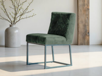 Eetkamerstoel met metalen onderstel en rechte rugleuning