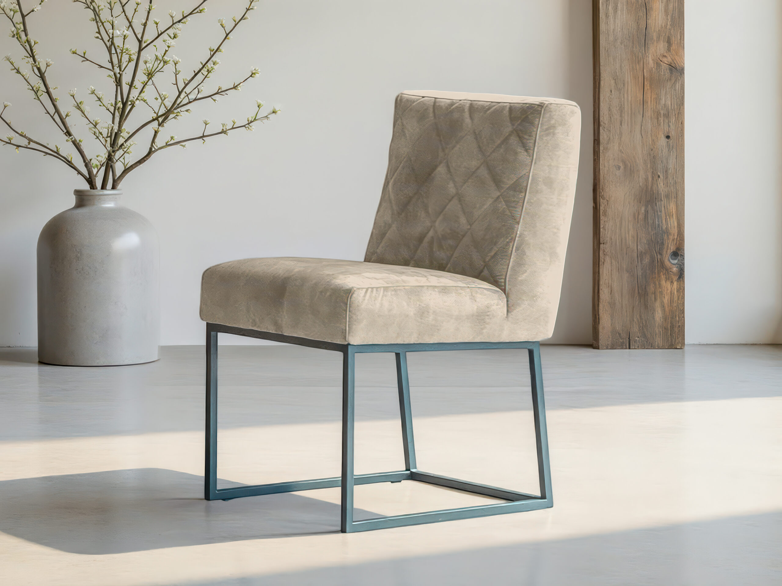 Designstoel met eigentijdse afwerking en rechte rug