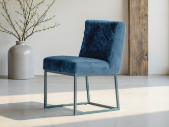 Designstoel met rechte rugleuning en moderne uitstraling