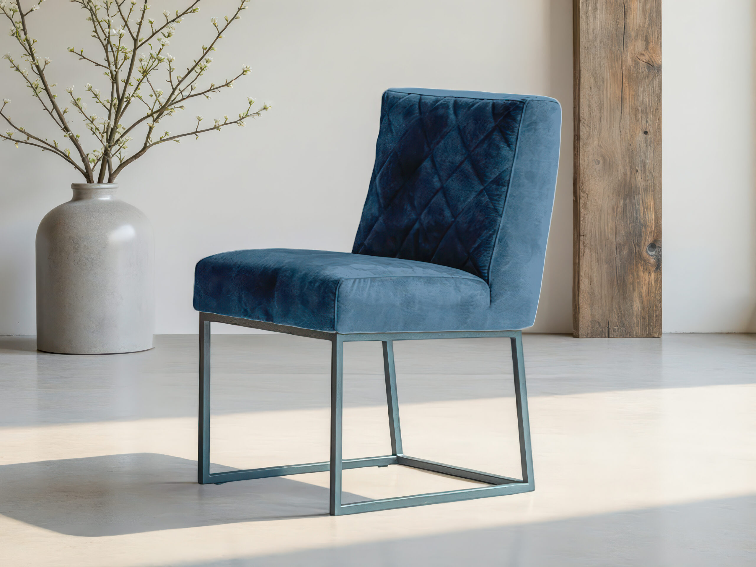 Designstoel met rechte rugleuning en moderne uitstraling