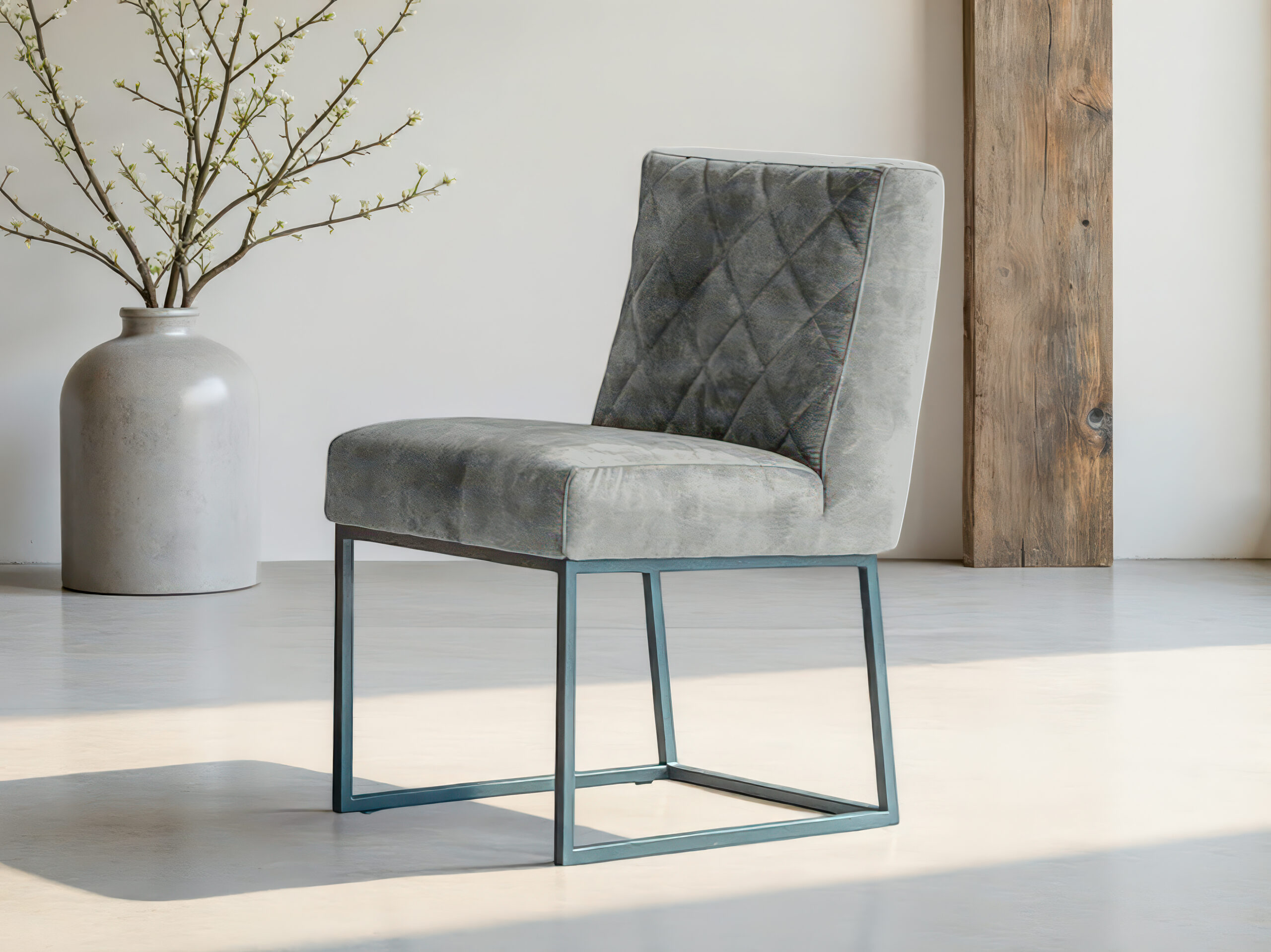 Moderne stoel met zachte bekleding en metalen poten