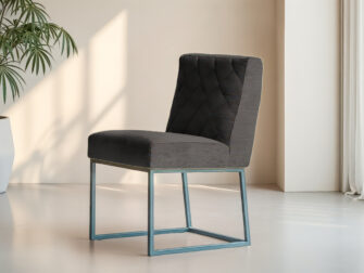 Eetkamerstoel met strakke lijnen en eigentijdse uitstraling