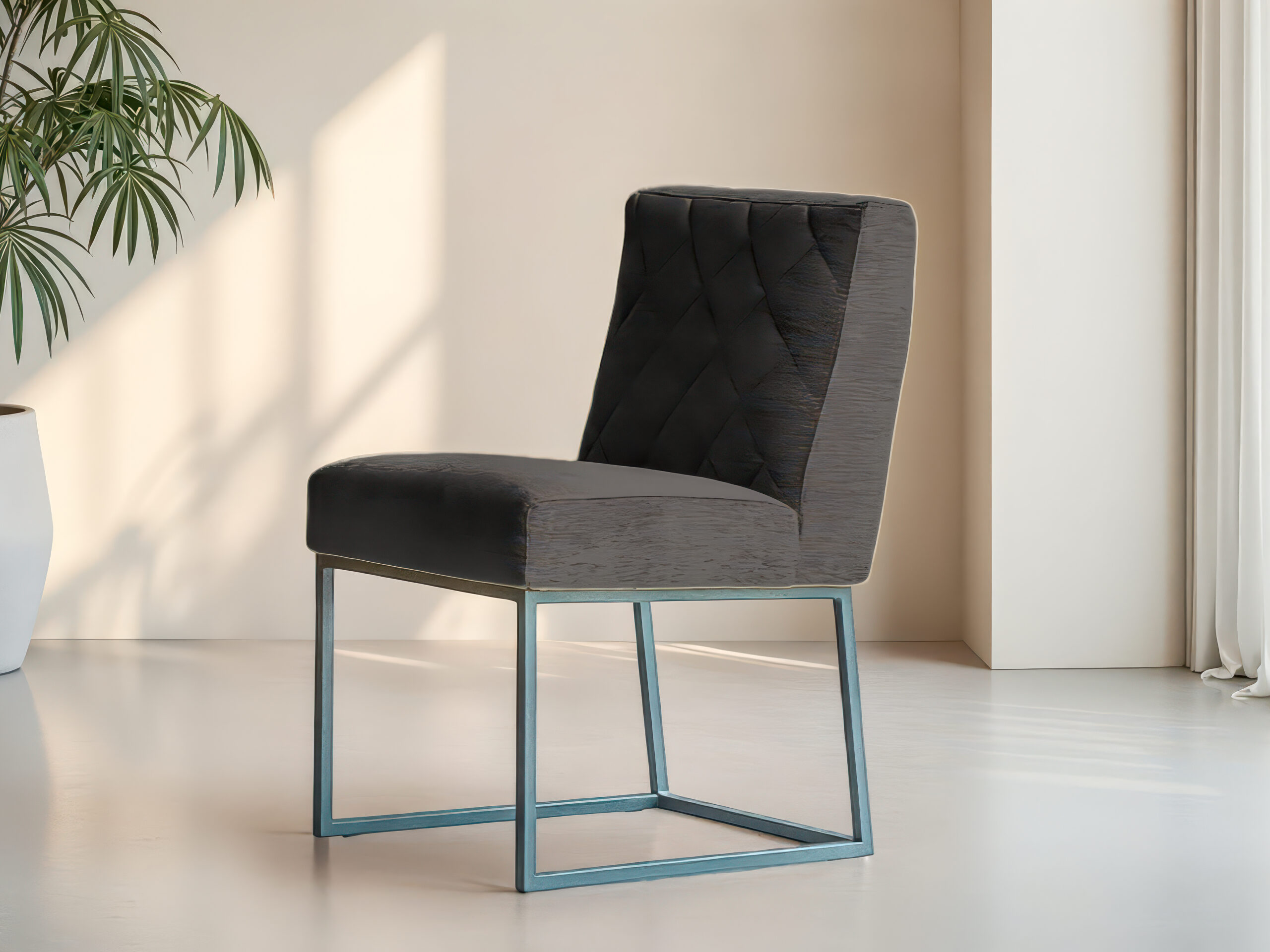 Eetkamerstoel met strakke lijnen en eigentijdse uitstraling