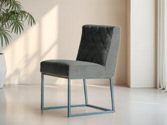 Designstoel met stijlvolle rug en metalen onderstel