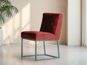 Designstoel met rechte rugleuning en stevige poten