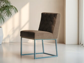 Eetkamerstoel met gestikte rug en metalen poten