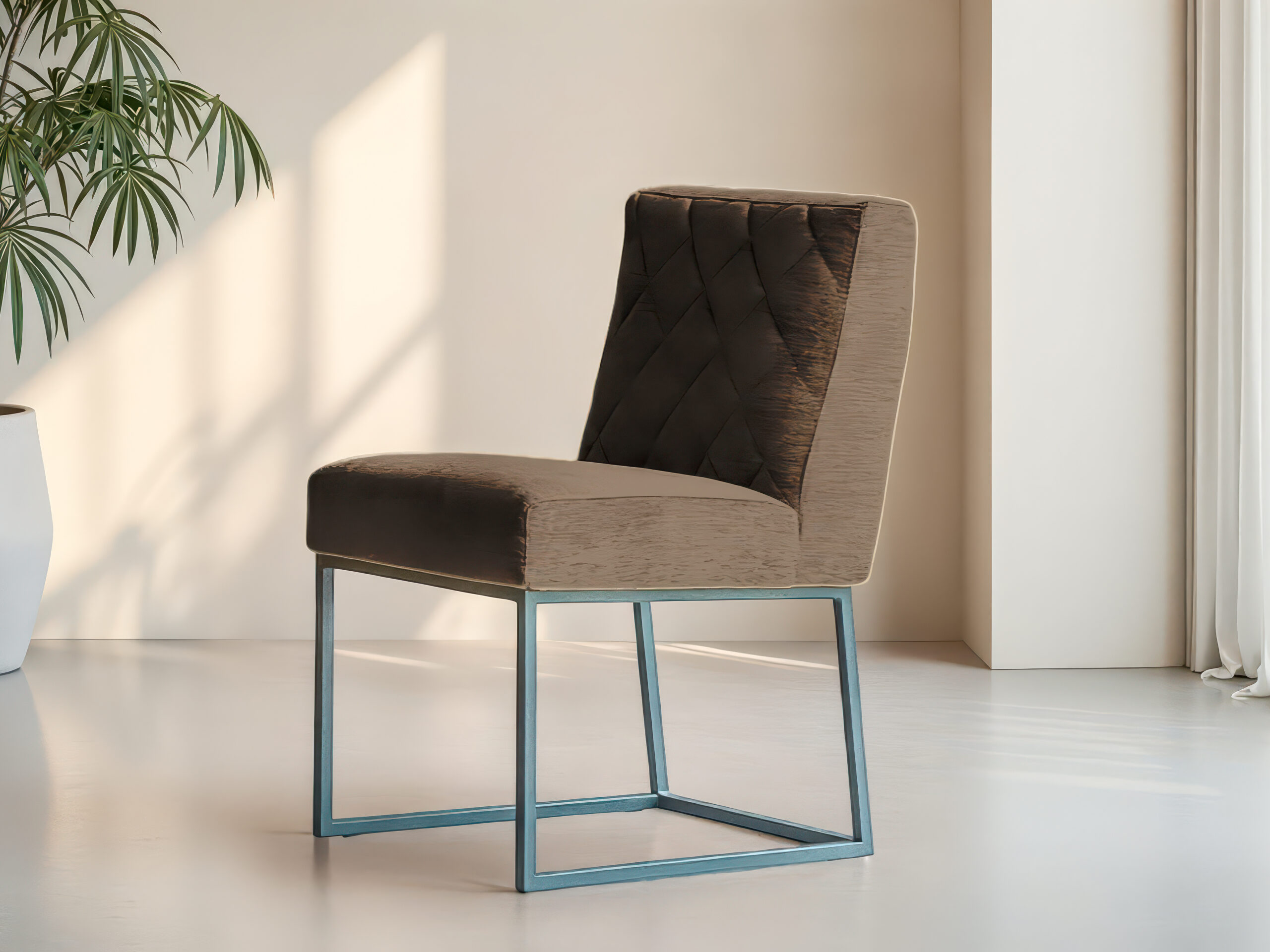 Eetkamerstoel met gestikte rug en metalen poten