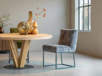 Eetkamerstoel naast ronde tafel in modern interieur