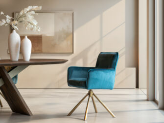 Design eetkamerstoel met zachte stoffering en metalen draaivoet