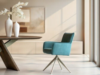 Eetkamerstoel met draaibare metalen poot en beklede armleuningen