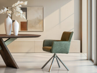 Eetkamerstoel met stevige zitkuip en moderne vierpoots basis