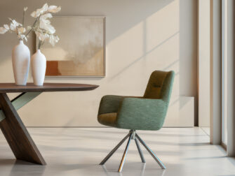 Subtiel gevormde eetkamerstoel met volle zitvorm en draaivoet