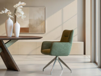 Fraai gevormde stoel met draaibare poot en uitnodigende zit