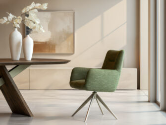 Draaibare eetkamerstoel met karakteristieke rug- en armvorm