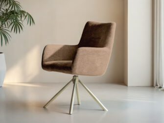 Bruine eetkamerstoel met modern design