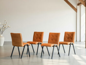 Leren eetkamerstoel met capitonstiksel in de rug met zwart frame