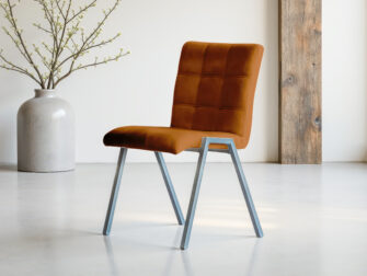 Eetkamerstoel Vertou - adore cognac - square - zonder arm Cognacbruine stoel met retro design en metalen onderstel