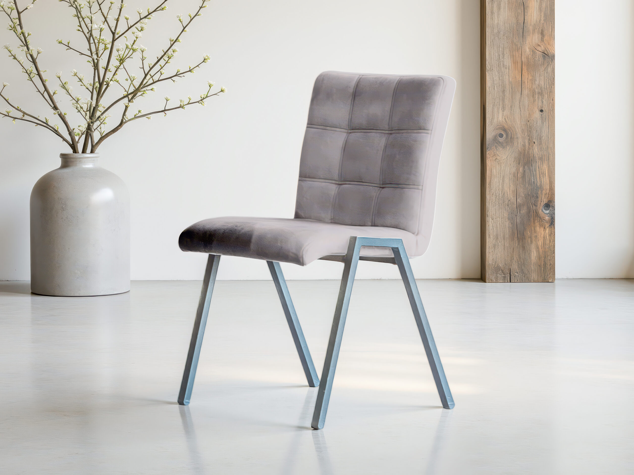 Grijze stoffen stoel met stevige rug en metalen frame