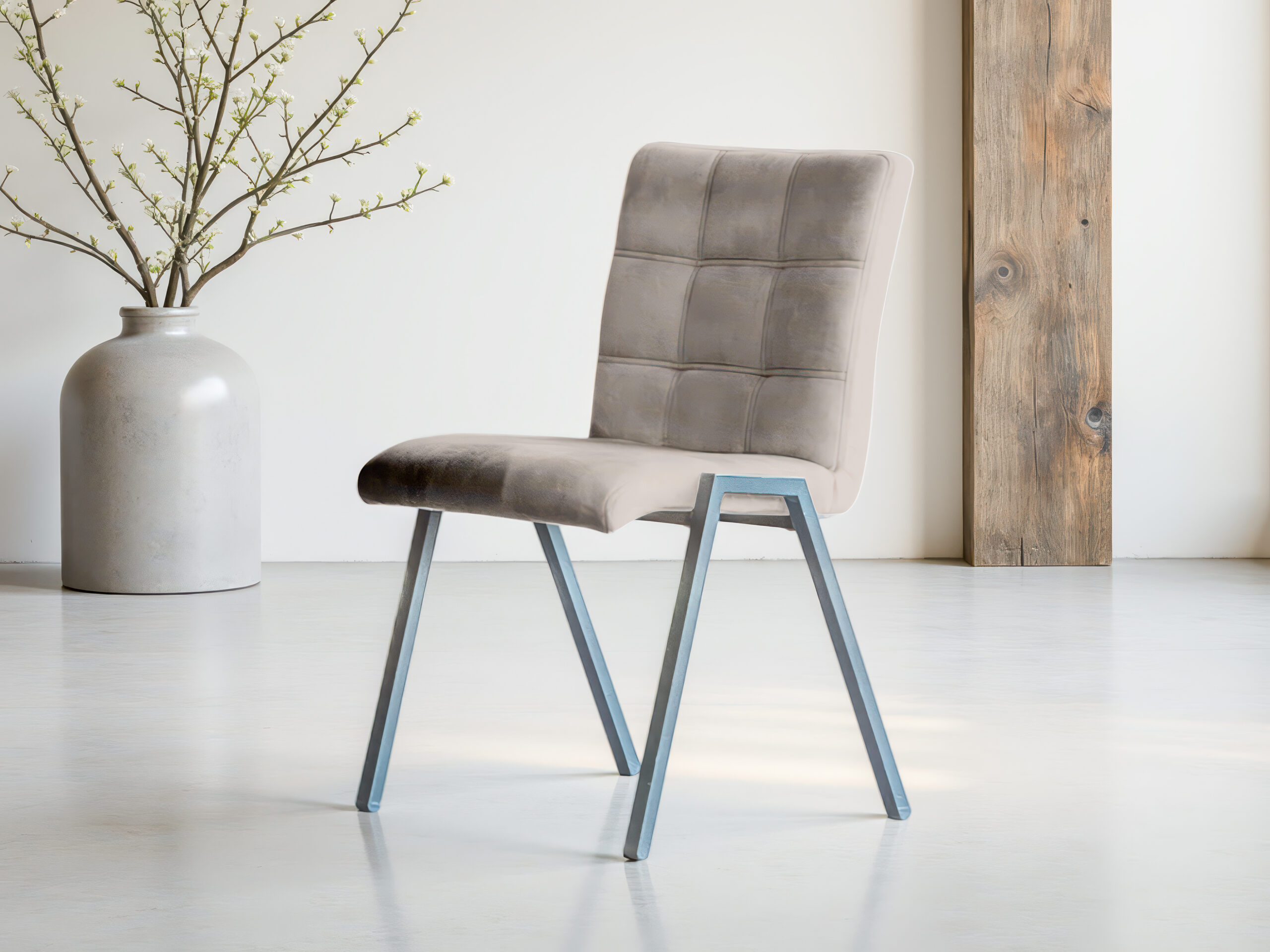 Beige eetkamerstoel met minimalistisch ontwerp